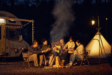家庭夜晚开心露营生活图片
