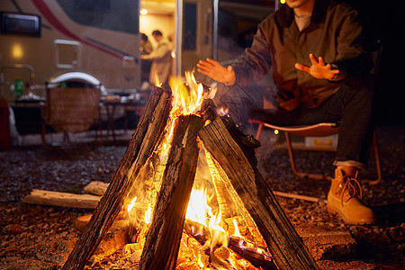 露营篝火取暖特写图片