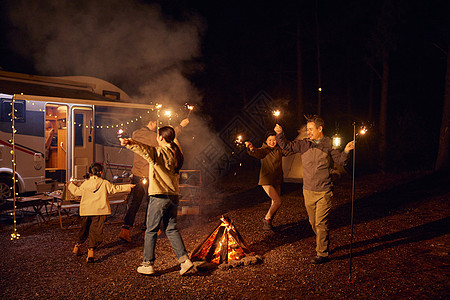 家庭露营篝火派对图片