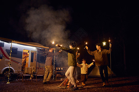 一家人夜晚露营欢乐玩烟花图片