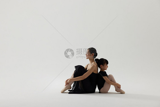 舞蹈老师和小女孩形象图片