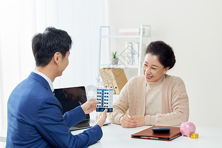 老年人锻炼房屋销售顾问向顾客介绍楼房信息背景