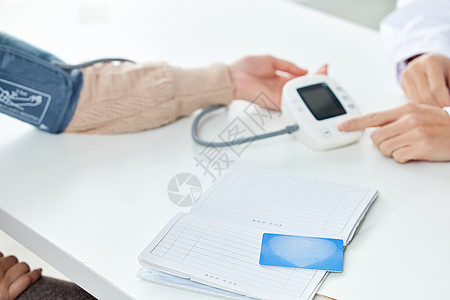 医院检查量血压特写图片