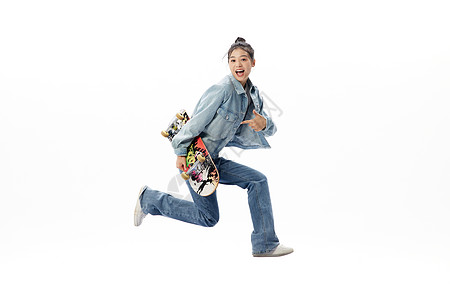 跳跃的年轻人活力女青年手拿滑板创意悬浮形象背景