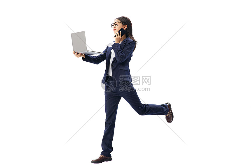 手拿笔记本电脑的商务女性图片