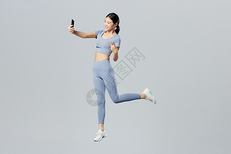 创意健身女性手机自拍图片