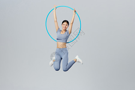 创意健身女性呼啦圈跳跃图片