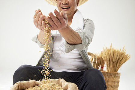 丰收农民展示稻谷图片