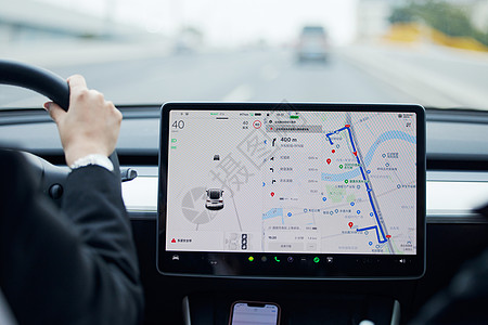 行驶中的车载电子屏特写高清图片