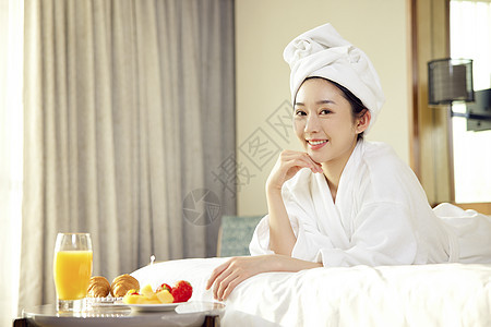 年轻女性酒店度假享受下午茶图片
