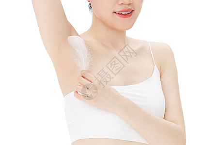 青年女性腋下护理保养高清图片