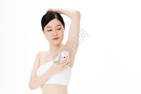青年女性腋下护理使用电动脱毛仪图片