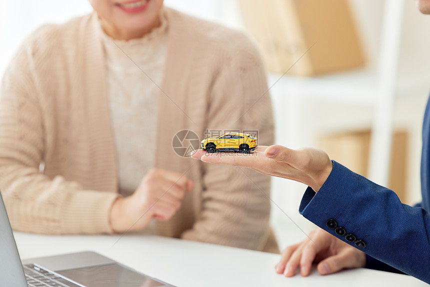 老奶奶买车购车咨询特写图片