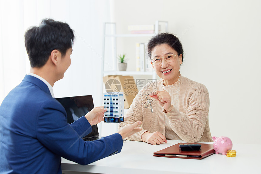 中老年女性收到房屋钥匙图片