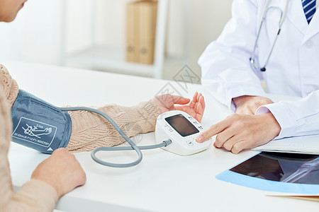 医疗营销医生给患者测量血压特写背景