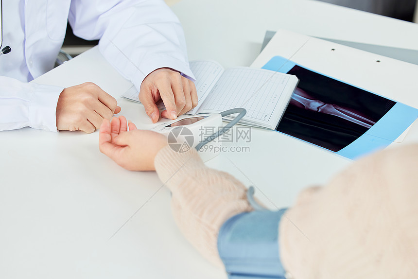 患者测量血压特写图片