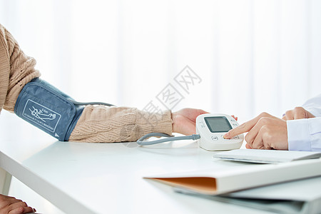 患者医生医生给患者测量血压特写背景