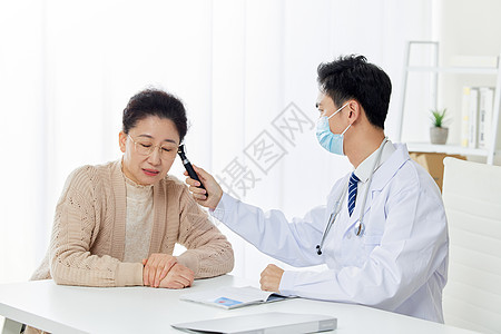 医生给中老年患者检测耳温图片