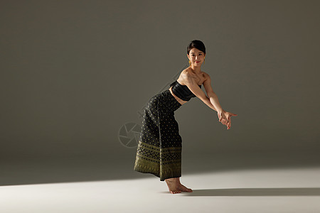 翩翩起舞的傣族姑娘图片