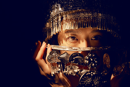 苗族女性穿戴银饰形象图片