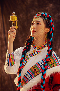 手拿经轮的藏族少女图片