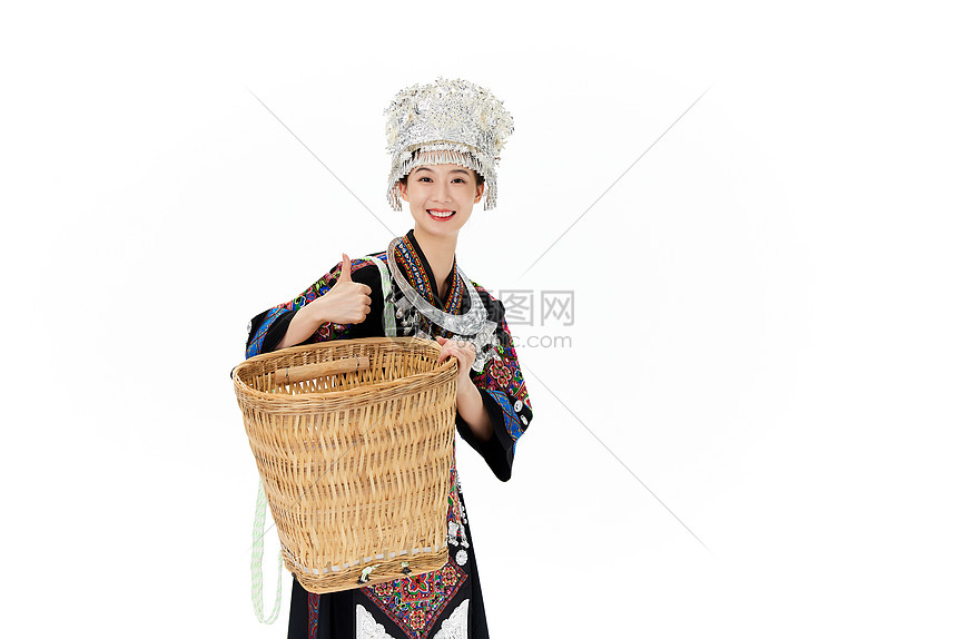 背着竹篓的苗族女性ok手势图片