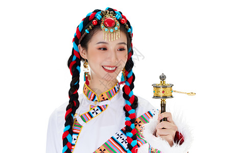 看着经轮筒的藏族女性图片