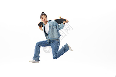 青年跳跃活力女青年手拿滑板悬浮形象背景