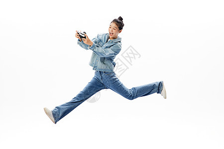 创意悬浮女性使用相机自拍图片
