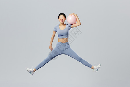 创意悬浮女性手拿瑜伽球图片