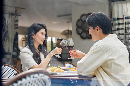 甜蜜情侣餐厅喝酒干杯高清图片