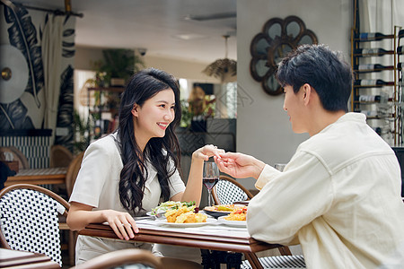 青年男性吃饭握着女友的手高清图片