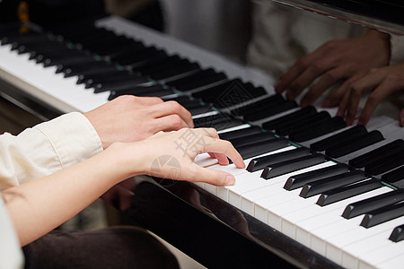 情侣一起弹钢琴特写高清图片