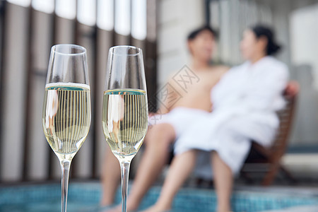 泡温泉的情侣喝香槟享受假期图片