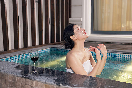 年轻女性泡温泉享受假期高清图片