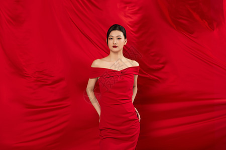 柔软的布穿着红色礼服的气质美女背景