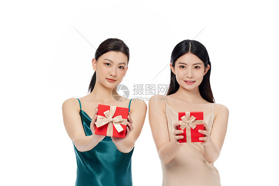 两位年轻美女展示礼盒图片
