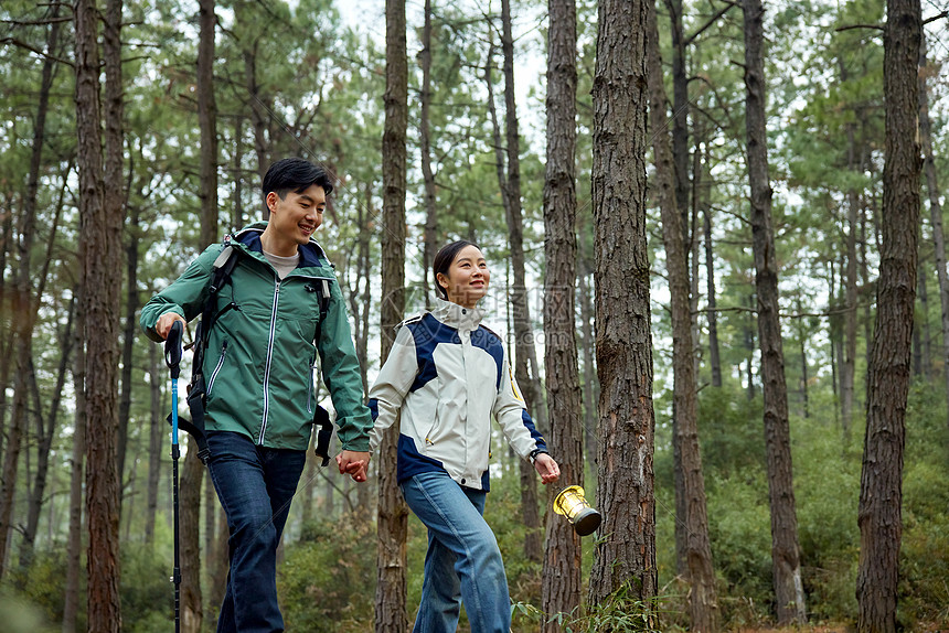 年轻情侣野外徒步旅行图片