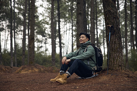 男性健康日男青年户外登山徒步背景