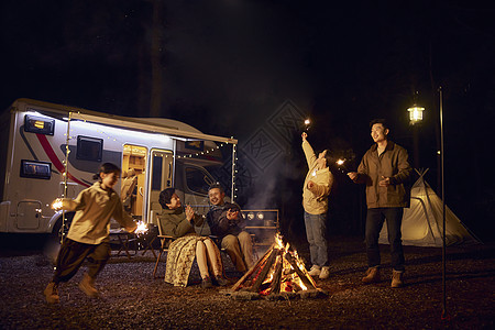 一家五口家庭夜晚户外露营篝火烟花图片