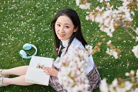 美女清纯樱花树下少女看书背景