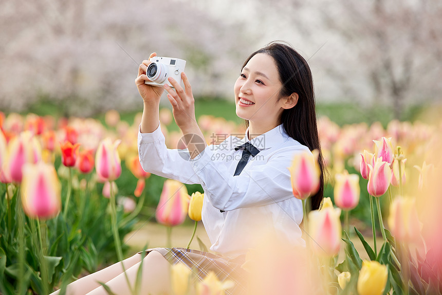 制服文艺少女欣赏拍摄郁金香图片