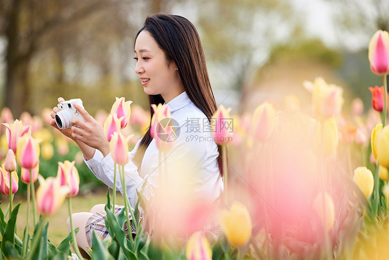 春季踏青相机拍照的制服女性图片