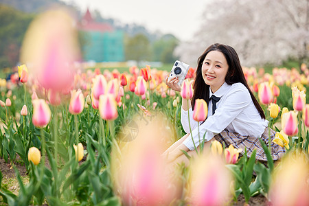 手拿相机的女孩春季踏青手拿照相机的制服少女背景