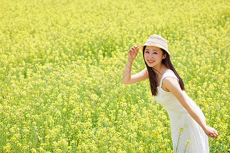 春日唯美站在油菜花田里的美女图片