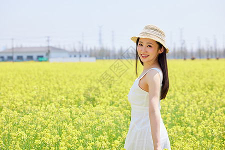 春日唯美站在油菜花田里的美女图片
