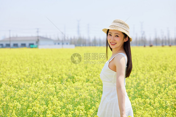 春日唯美站在油菜花田里的美女图片
