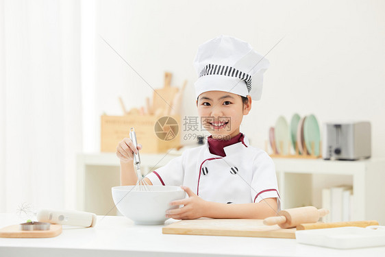 小小厨师使用打蛋器图片