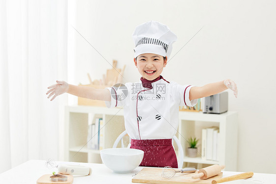 居家烹饪的小厨师图片