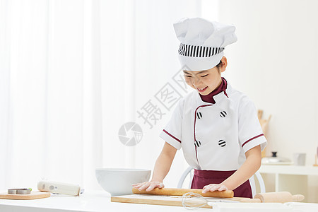 居家烹饪的小小厨师图片